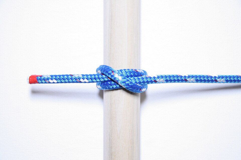 Diagram of how a clove hitch is tied