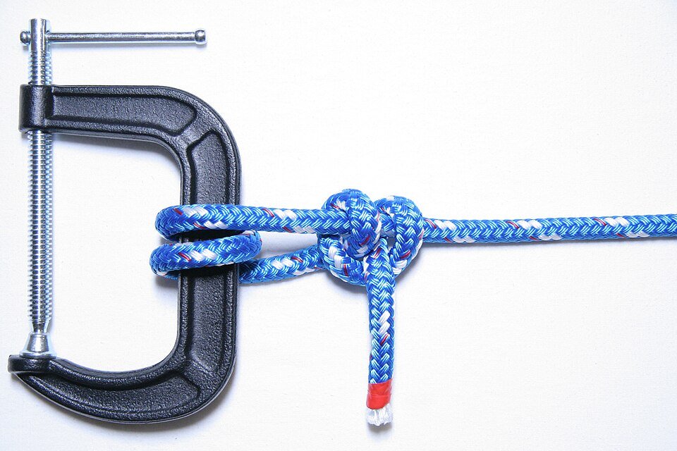 Diagram of how a round turn and two half hitches is tied
