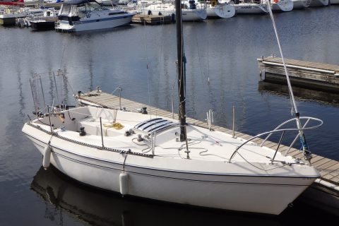 A Buccaneer 200 sailboat named Pique at the dock after launching. The mast is installed, but not the mainsail boom, yet